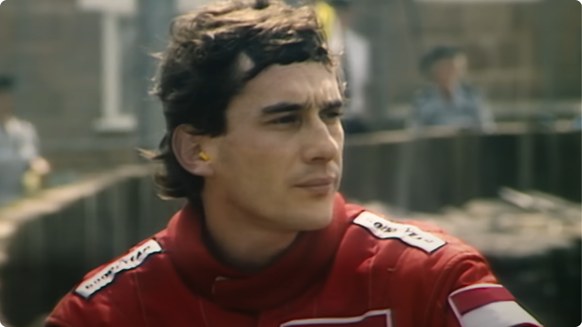 Homme de course qui regarde vers la droite