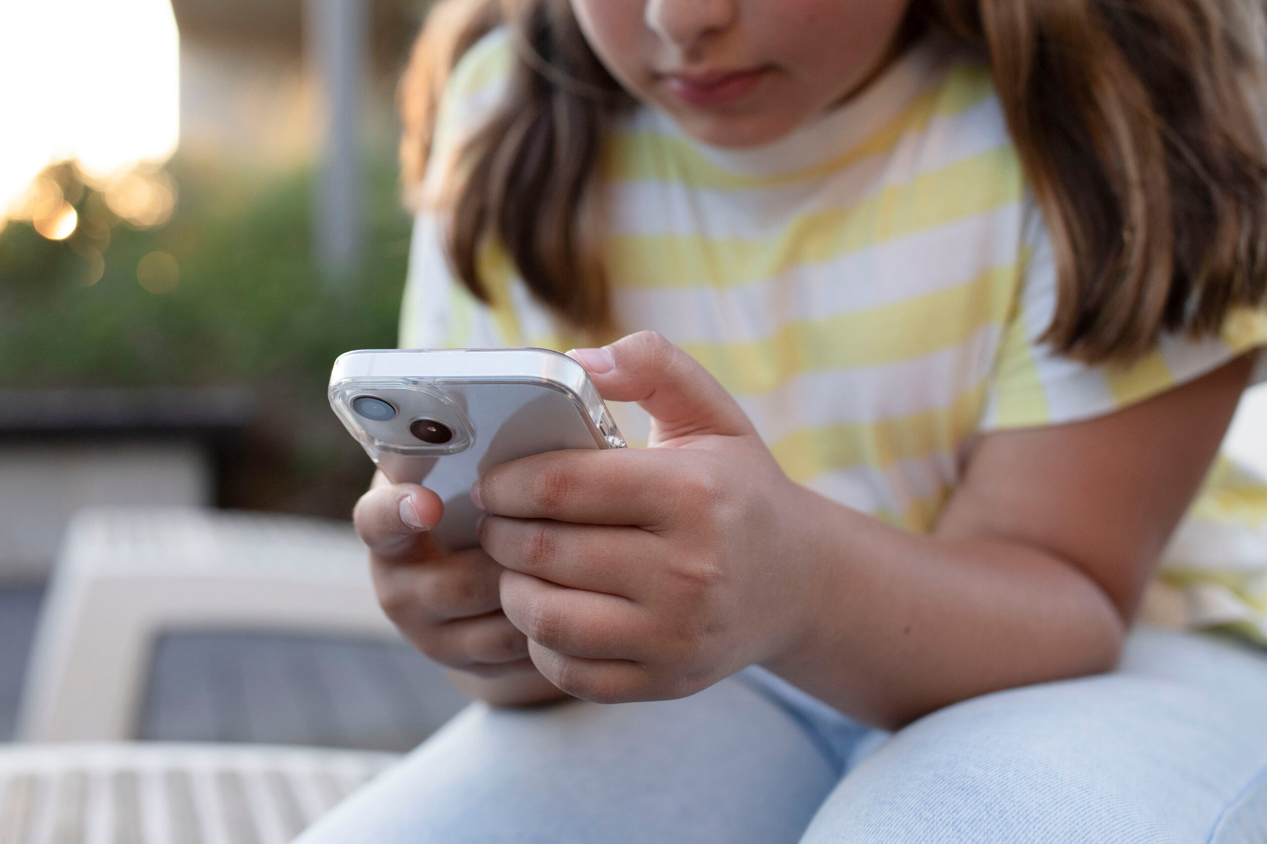 Jeune fille sur les réseaux sociaux Jeune fille sur les réseaux sociaux